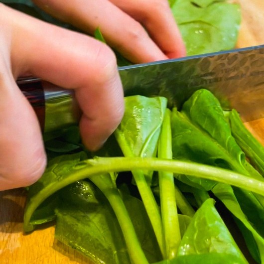 cutting the spinach for bibimbap